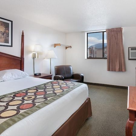 Serena Inn & Suites Of Rapid City Exterior photo