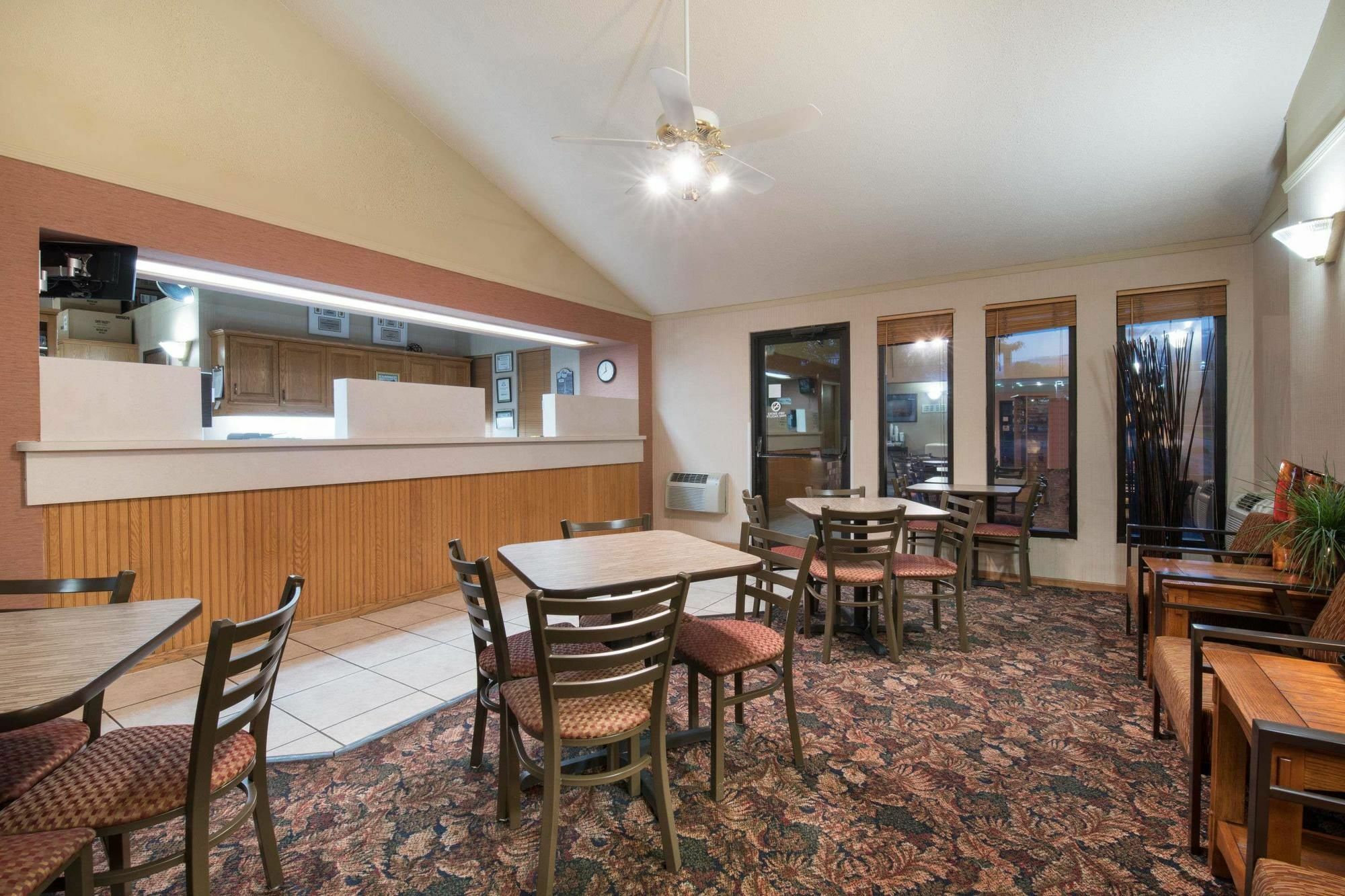 Serena Inn & Suites Of Rapid City Exterior photo